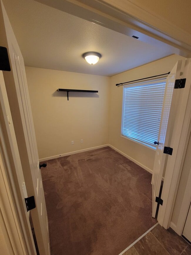 Building Photo - Spacious 3 Bedroom Home in Silverdale!