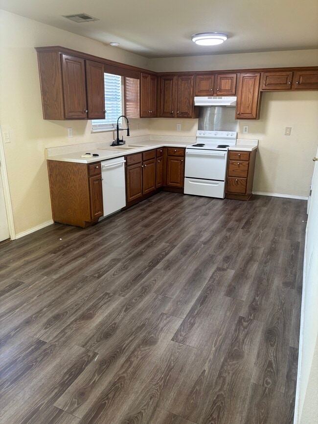 Building Photo - 600 Woods Dr