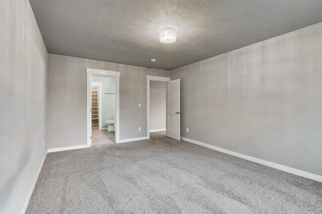 Building Photo - Gorgeous Three Bedroom/Two Bathroom