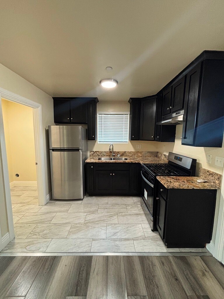 Building Photo - 1229 1/2 W Gage Ave