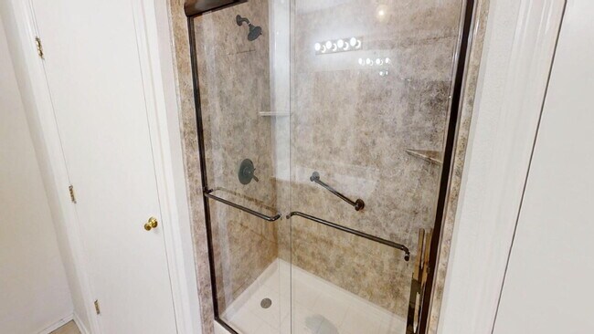 Building Photo - This spacious 4 bedroom, 2 bathroom home is waiting for you!