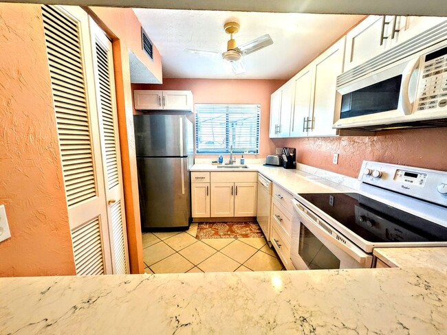 Building Photo - Annual turnkey furnished or short term 2/ ...
