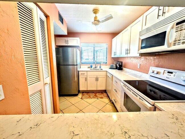 Building Photo - Annual/Seasonal turnkey furnished 2/2 end townhome in waterfront community by Siesta Key!