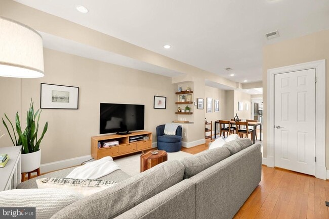 Building Photo - 407 Delafield Pl NW