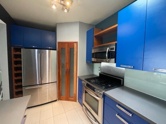 Building Photo - 2222 N Beachwood Dr