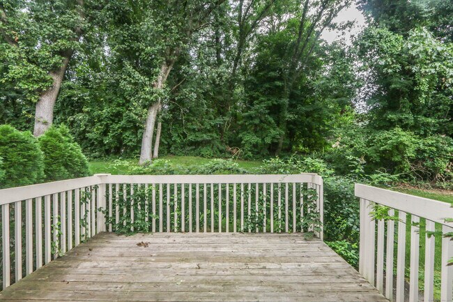 Building Photo - 409 The Meadows