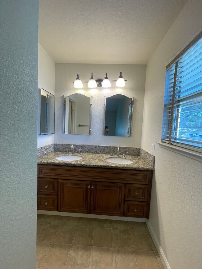 Building Photo - 3 Bedroom 2.5 Bath Home with Huge Covered Patio in Backyard!