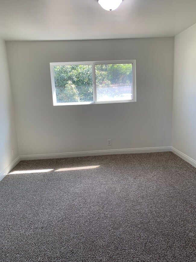 Building Photo - For Lease 2+1 Upstairs Duplex Ventura, CA