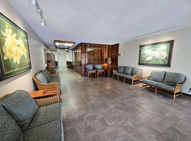Building Photo - Large 2br/2ba/1pkg Condo near Blaisdell!