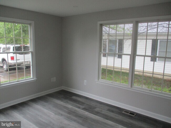 Building Photo - 114 La Grange Ave