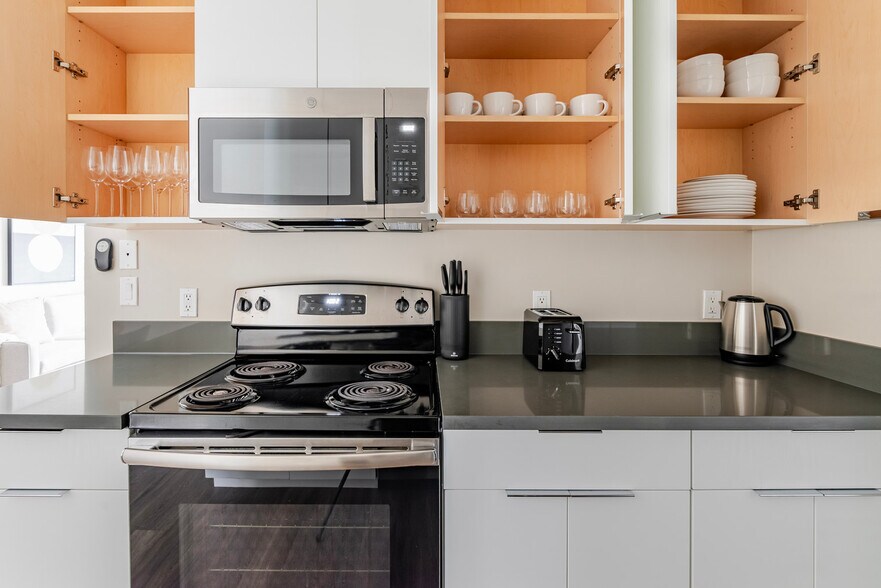 Building Photo - 950 E Hillsdale Blvd