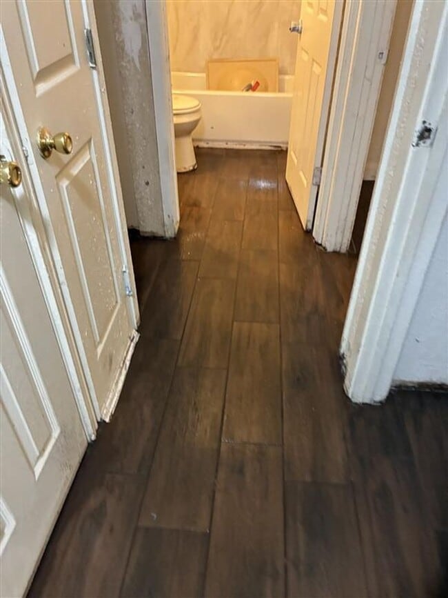 Building Photo - 2/1 Townhouse with covered parking