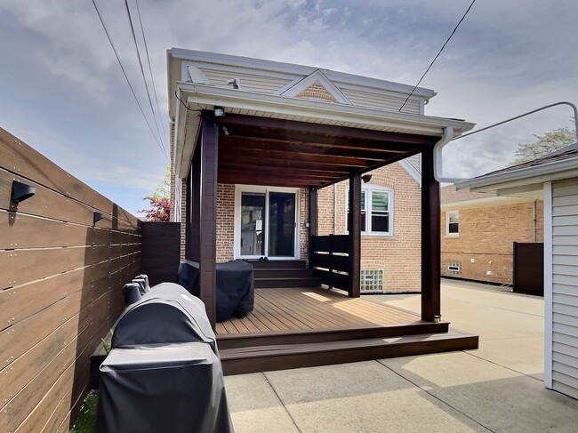Building Photo - 4908 N Nagle Ave