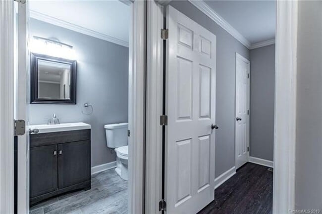 Building Photo - Two Bedroom Duplex Great Features and Comf...
