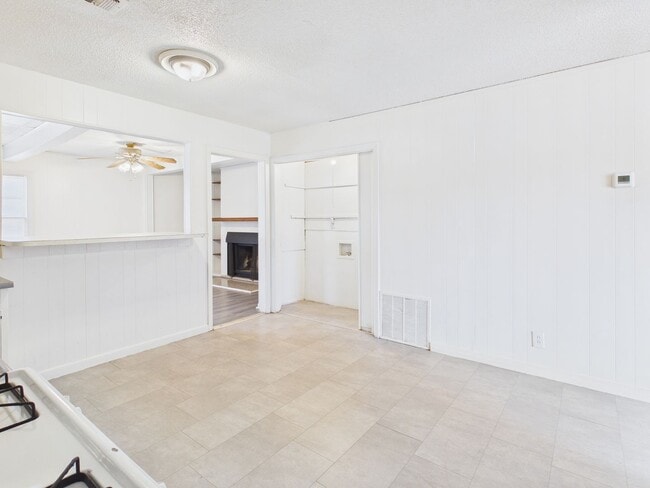 Building Photo - Spacious 2 bedroom 2 living areas 1 bath with a garage!