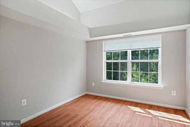 Building Photo - 1605 Carriage House Terrace