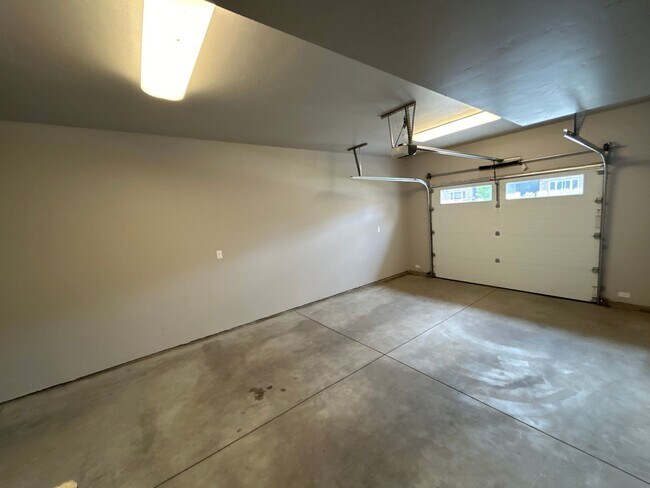 Building Photo - 2 Primary Bedroom Suites / 2.5 Bathroom Townhouse in Redmond OR