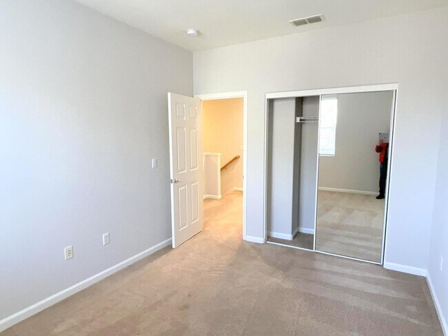 Building Photo - Month to month Rental ! Beautiful & Spacious End Unit Home in Shelbourne at Windemere! Top Rated ...