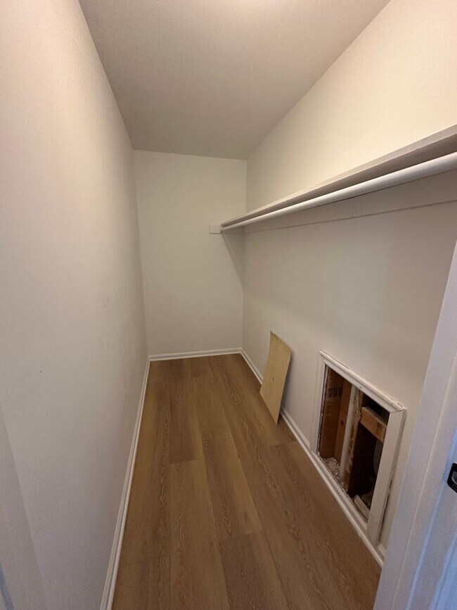 Building Photo - 4 bedroom 2.5 bath single family in Burlin...