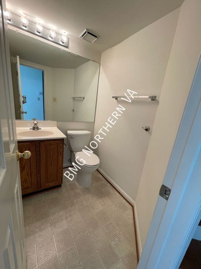 Building Photo - 865 Tall Oaks Square