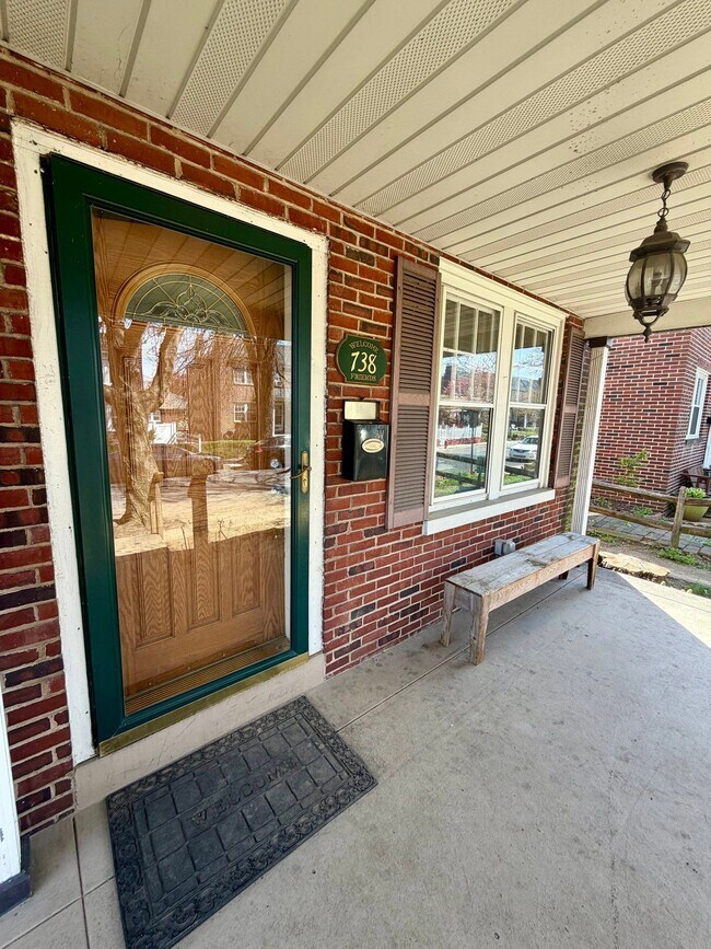 Building Photo - 738 E Madison St