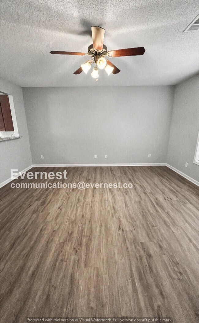 Building Photo - 3 Bed, 2.5 Bath Home with Modern Comforts / Pet-Friendly / Available Now!