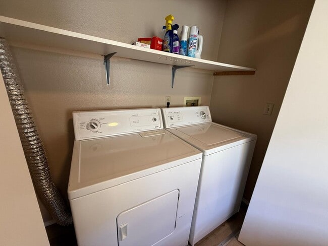 Building Photo - 3 Bed 2.5 Bath House In Leschi