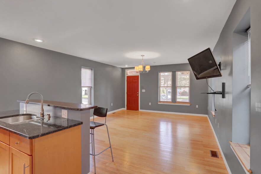 Building Photo - 605 Grace St