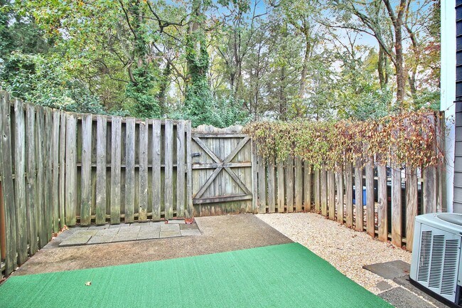 Building Photo - Newly Renovated SouthPark Townhome for Imm...