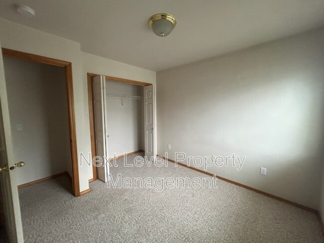 Building Photo - 1975 Greatview Dr