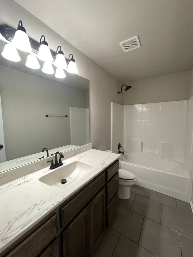 Building Photo - Luxury Vinyl plank and community amenities!  Beautiful 3/2/2 in Yukon!