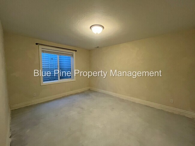 Building Photo - 8426 S Black Hawk Dr
