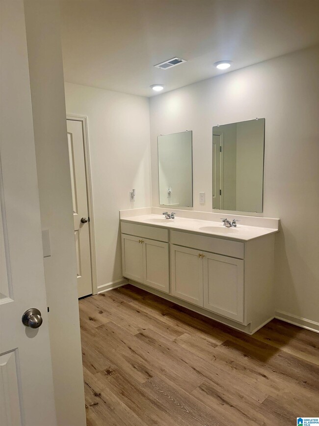 Building Photo - 204 Chelsea Pk Cir