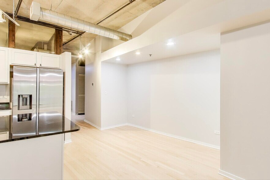 Building Photo - 933 W Van Buren St