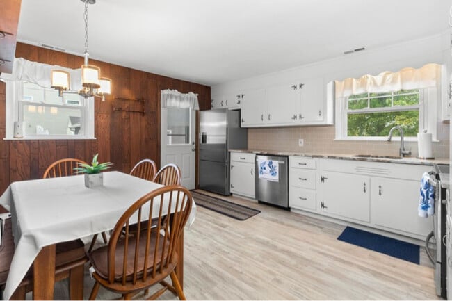 Building Photo - 22 Henry St