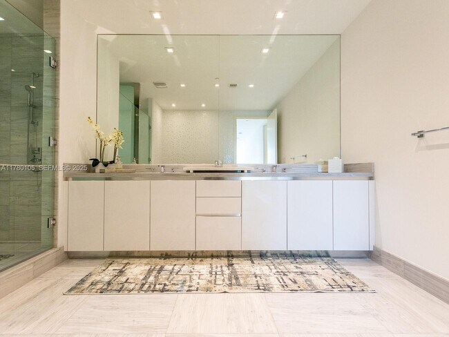 Building Photo - 16901 Collins Ave