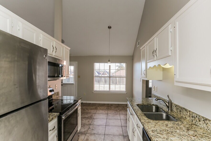 Building Photo - 6688 Ross Manor Dr