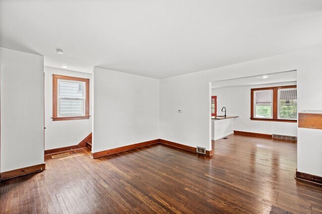 Building Photo - AVAILABLE MAY 1ST! GORGEOUS 3 BEDROOM IN CARNEGIE!!