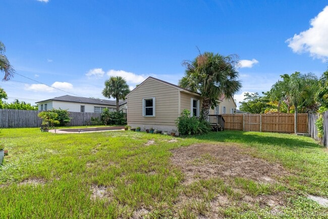 Building Photo - 1007 Avon Rd