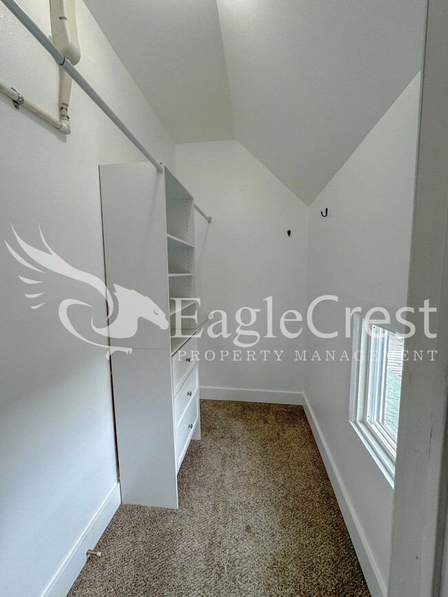 Building Photo - Downtown Walla Walla 4 Bedroom Farmhouse with Modern Comforts $200.00 OFF 2nd MONTHS RENT!!!