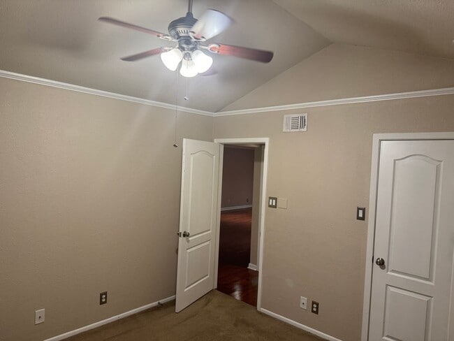 Building Photo - Great location off Blanco near Wurzbach and West Ave | 2 Bedroom | 2 Bath | Top Floor