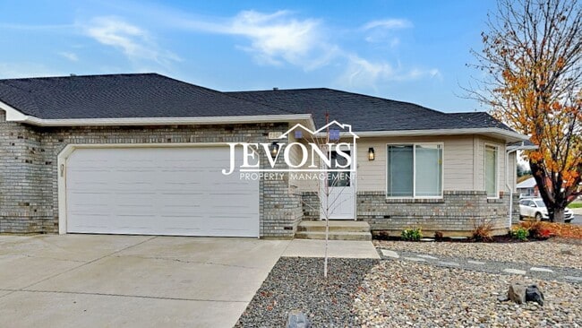 Building Photo - $500 Rent Credit - Two-bedroom home with a fully equipped kitchen, conveniently located near West...