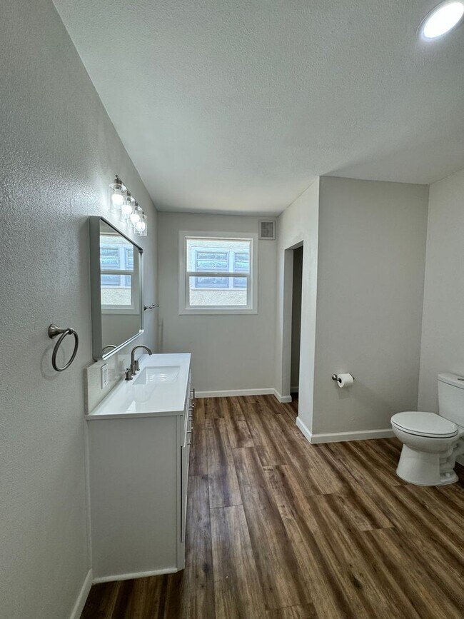 Building Photo - 4 Bedroom 2 Bath Home with Updates! Great Location!