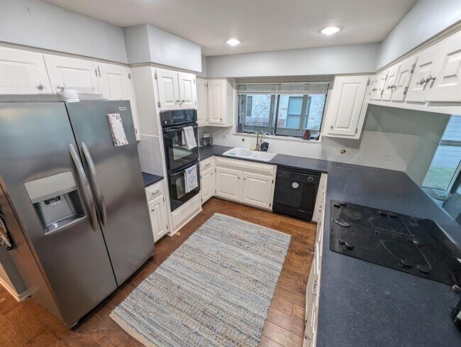 Building Photo - 208 Crescent Bluff