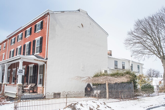 Building Photo - 335 W Miner St