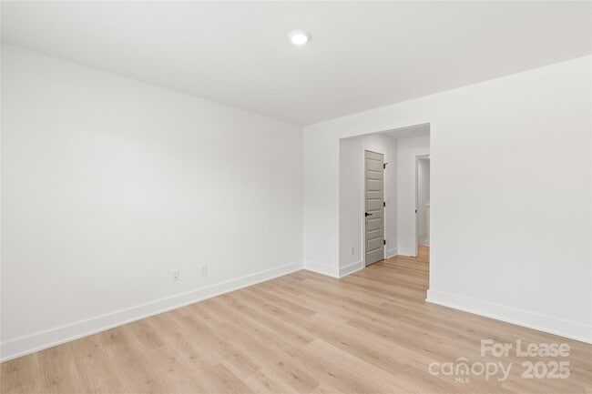 Building Photo - 2025 Wilson Ave