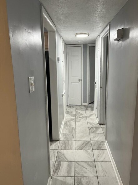 Building Photo - 738 Hedgelawn Way