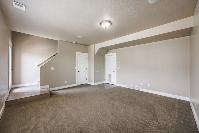 Building Photo - 972 S High Ridge Dr