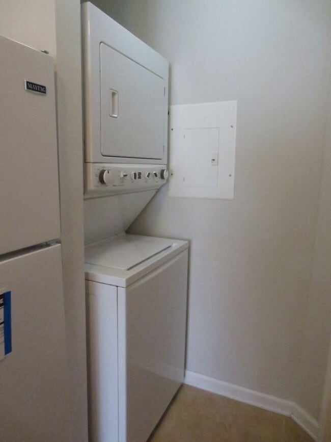 Building Photo - 2 BR, 1 BA Condo Military HWY & Indian River Rd