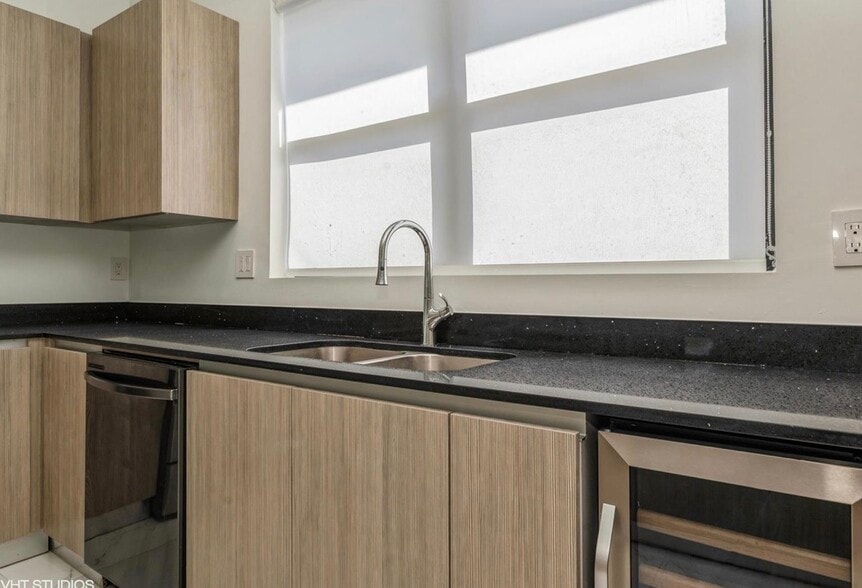 Building Photo - 6151 SW 36th Ct